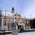 Ratusz w Gostyniu - powstał w latach 1910 - 1912 i był wielokrotnie przebudowywany . Obecnie budynek jest siedzibą Urzędu Miejskiego . Mieści się przy Rynku .