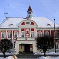 Ratusz w Gostyniu - powstał w latach 1910 - 1912 i był wielokrotnie przebudowywany . Obecnie budynek jest siedzibą Urzędu Miejskiego . Mieści się przy Rynku .