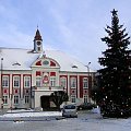 Ratusz w Gostyniu - powstał w latach 1910 - 1912 i był wielokrotnie przebudowywany . Obecnie budynek jest siedzibą Urzędu Miejskiego . Mieści się przy Rynku .