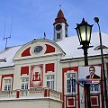 Ratusz w Gostyniu - powstał w latach 1910 - 1912 i był wielokrotnie przebudowywany . Obecnie budynek jest siedzibą Urzędu Miejskiego . Mieści się przy Rynku .