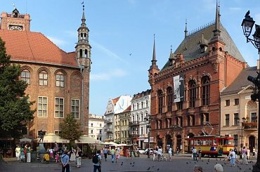 panorama Rynku Staromiejskiego w Toruniu #Toruń #Ratusz #poczta #ZabytkiTorunia #DwórArtusa #wieża #fontanna #miasto #ZwiedzanieTorunia