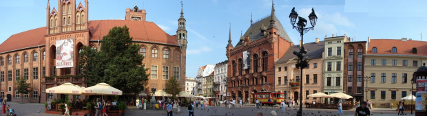 panorama Rynku Staromiejskiego w Toruniu #Toruń #Ratusz #poczta #ZabytkiTorunia #DwórArtusa #wieża #fontanna #miasto #ZwiedzanieTorunia