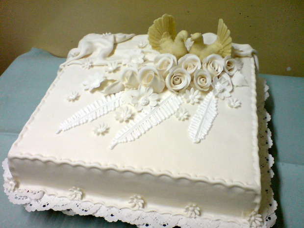 tort weselny z gołąbkami ( biały ) #tort #wesele #kościół #imprezka