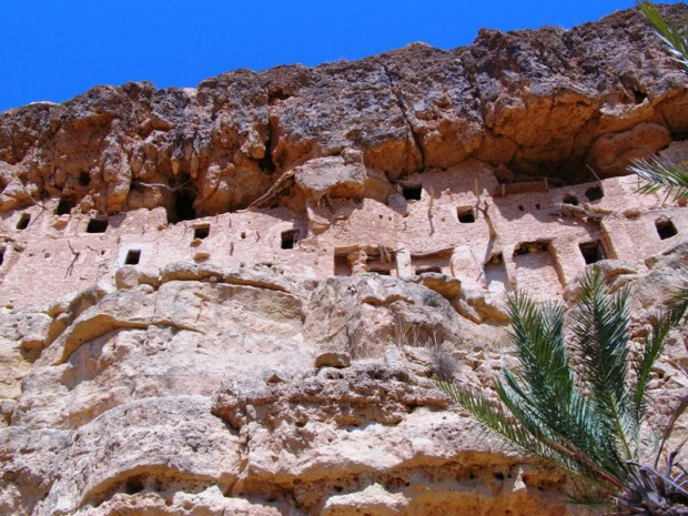 Gebel Nafusa - domy w górze w miejscowości Bunusa