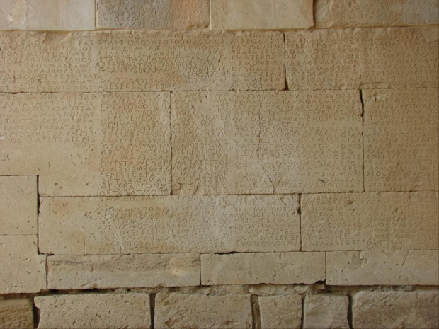 "Kodeks z Gortyny" (spisany na płytach kamiennych na wzór "oracza "- od prawej do lewej i lewej do prawej).