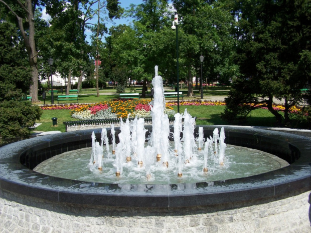 Nowo wybudowana fontanna w parku miejskim