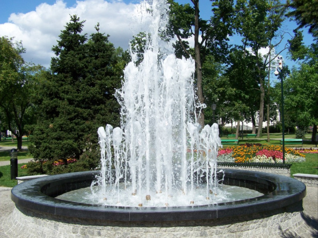Nowo wybudowana fontanna w parku