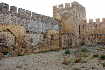 Frangokostello o zachodzie słońca - atrakcja miejscowości ruiny starożytnego zamku #Kreta #południe #Frangokastello #kanion