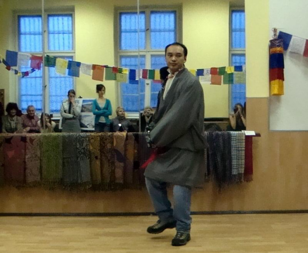 Łódź- pokaz tańca tybetańskiego w domu kultury.