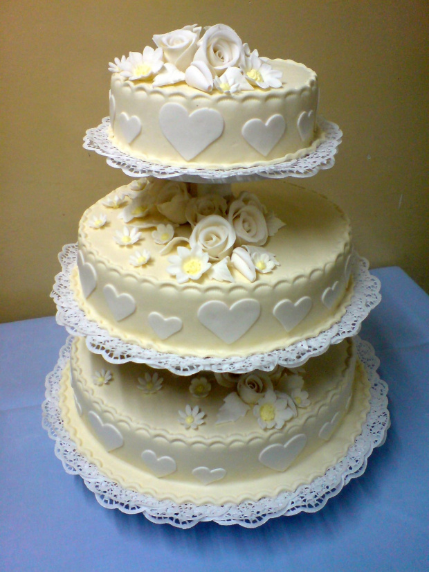 Tort weselny Ekrii- biały z sercami na boku #wesele #tort #impreza