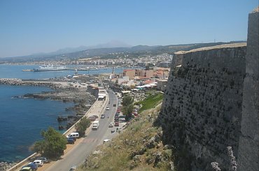 zabytki Rethimnon - widok z murów obronnych na miasto i zatokę #ZabytkiRethimnonu #Kreta #fontanna #forteca