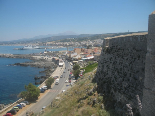 zabytki Rethimnon - widok z murów obronnych na miasto i zatokę #ZabytkiRethimnonu #Kreta #fontanna #forteca
