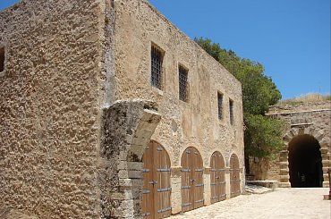 zabytki Rethimnon - wenecka Fortezza, w niej meczet, katolickia kaplica pod wezwaniem sw. Sfirydona , garnizon , zbrojownie #ZabytkiRethimnonu #Kreta #fontanna #forteca