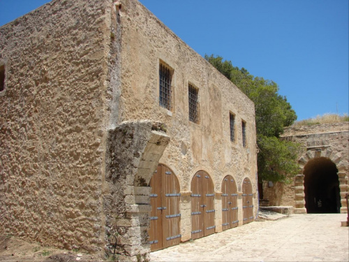 zabytki Rethimnon - wenecka Fortezza, w niej meczet, katolickia kaplica pod wezwaniem sw. Sfirydona , garnizon , zbrojownie #ZabytkiRethimnonu #Kreta #fontanna #forteca