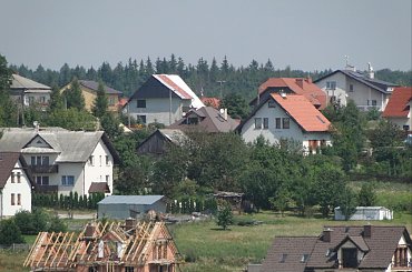 Dzieńdobry :-) Dzisiaj witam Was widokiem na mój dom zriobionym na max 20x zoomie ponad 500m od domku po drugiej stronie wsi. Ten centralnie pośrodku z brązowym dachem i jaskółką to mój ;-) #domy #budynki #domki #wieś #zabudowa #urbanizacja