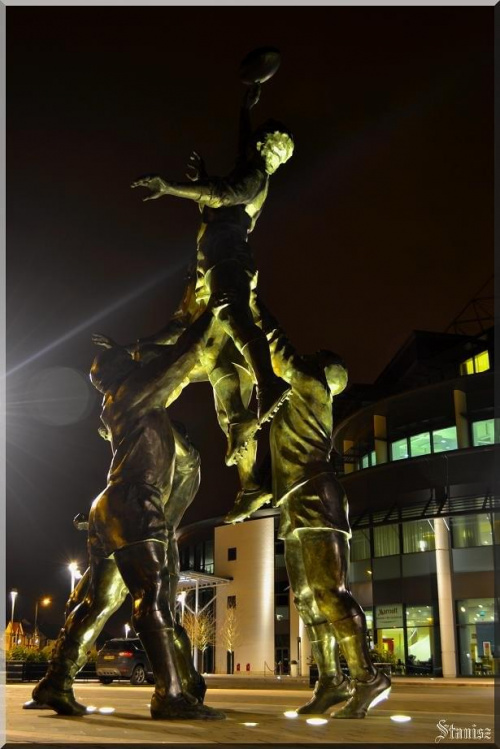 ... Pomnik z Narodowego Stadionu Rugby Twickenham Anglia ...