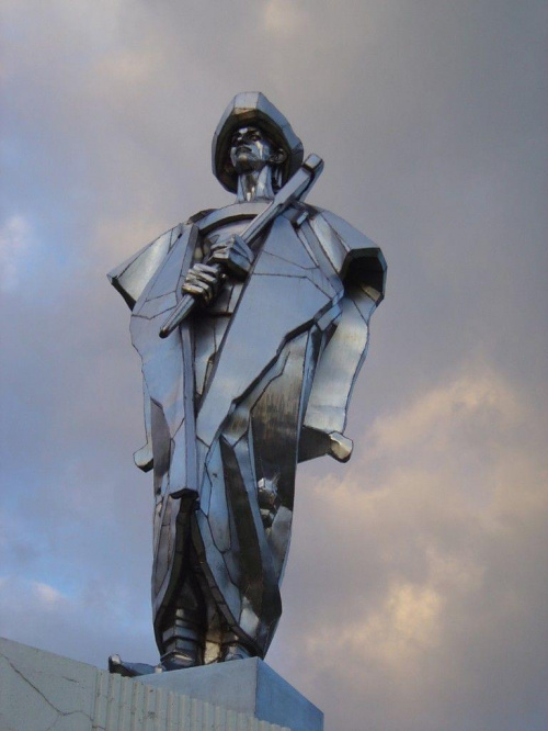 W Terchovej w 1688 r. urodził się Juraj Janosik - legendarny bohater ludowy, zbójnicki kapitan. Juraj Janosík (zwany w Polsce swojsko Janosikiem) to postać jak najbardziej autentyczna. #Terchowa #Słowacja #Janosik #pomnik #góry #lasy