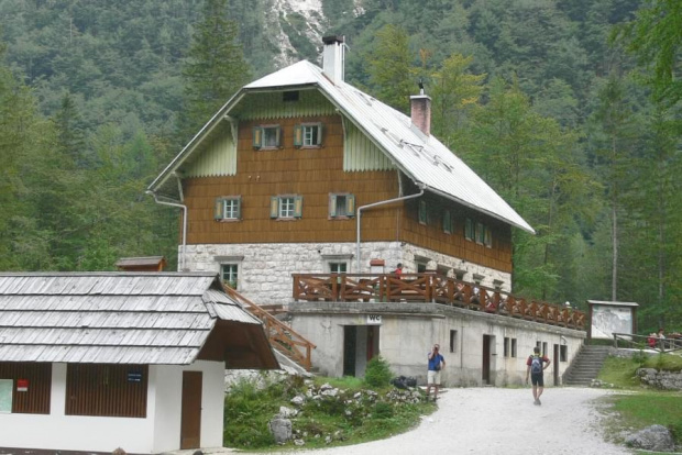 Schronisko Aljazev Dom (1205 m) , punkt wypadowy na Triglav (2863 m) najwyższy szczyt Alp Julijskich.. #góry #schronisko