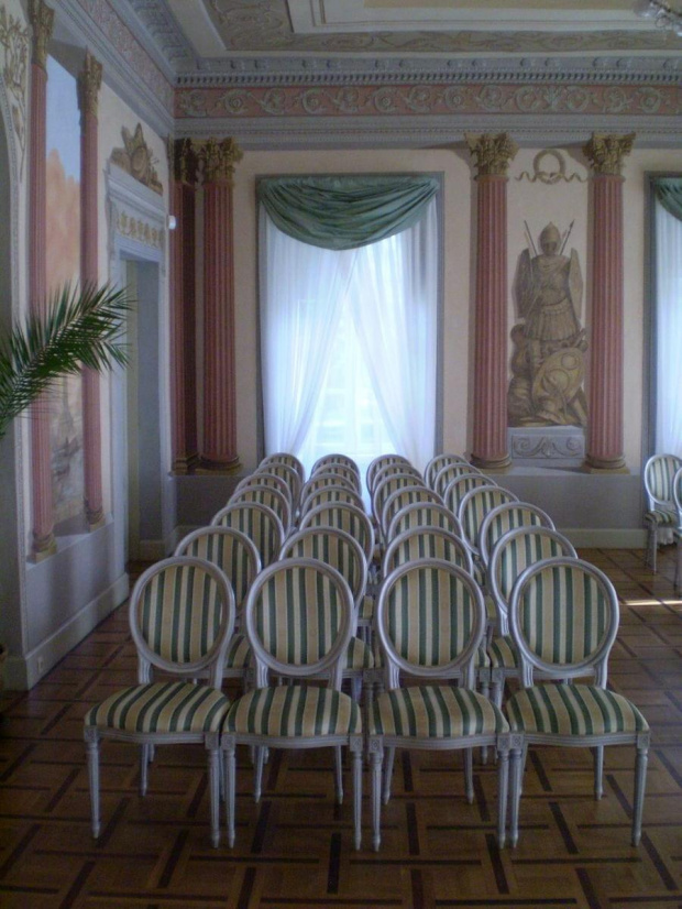 Dawna sala balowa w pałacu w Dobrzycy