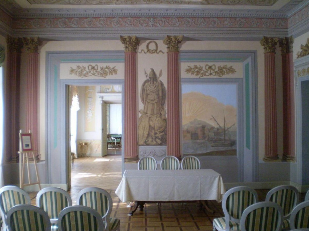 Zwiedzamy dawną salę balową w pałacu w Dobrzycy