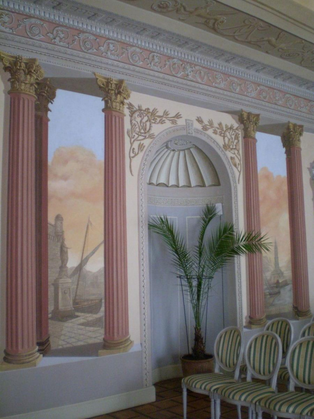 Zwiedzamy dawną salę balową w pałacu w Dobrzycy