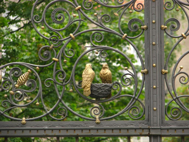 brama na terenie Politechniki, te ptaszki sa super :)