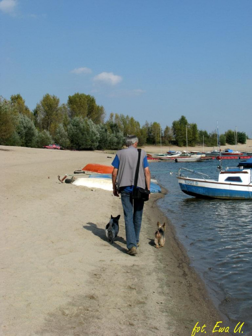 zawsze koło niego dwie baby sie kręcą :))